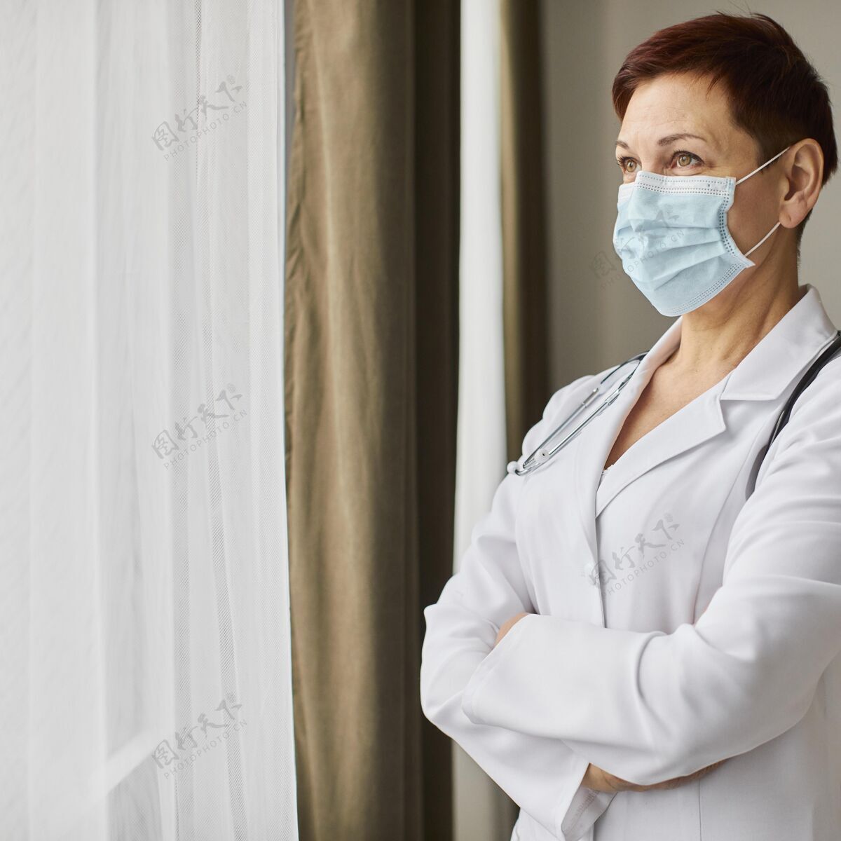 护士老科维德康复中心女医生戴着医用面罩透过窗户看康复医疗康复
