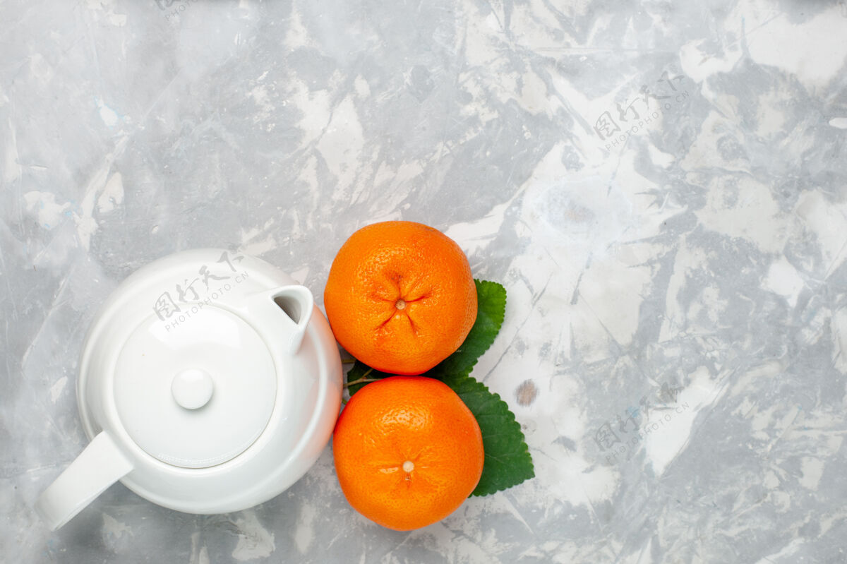 新鲜顶视图新鲜橙子与水壶淡白色的背景水果柑橘新鲜异国情调的热带生的水果顶部