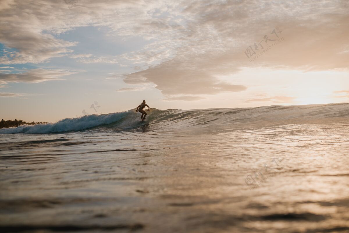 海洋在印尼苏门答腊岛的明打威群岛冲浪的女人冲浪者冲浪冲浪板