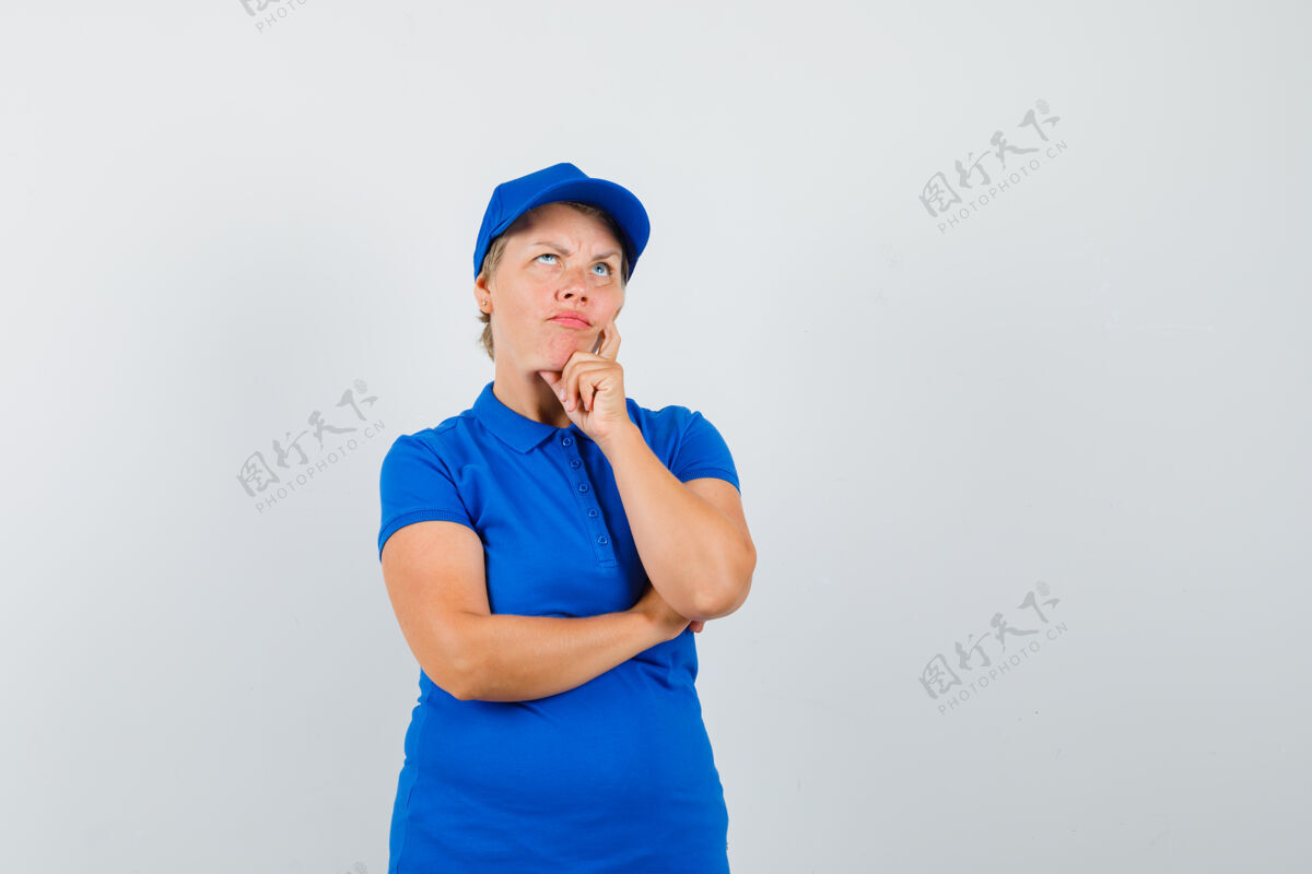 活跃穿着蓝色t恤 手托下巴的成熟女人 看上去很犹豫可爱蓝色自信