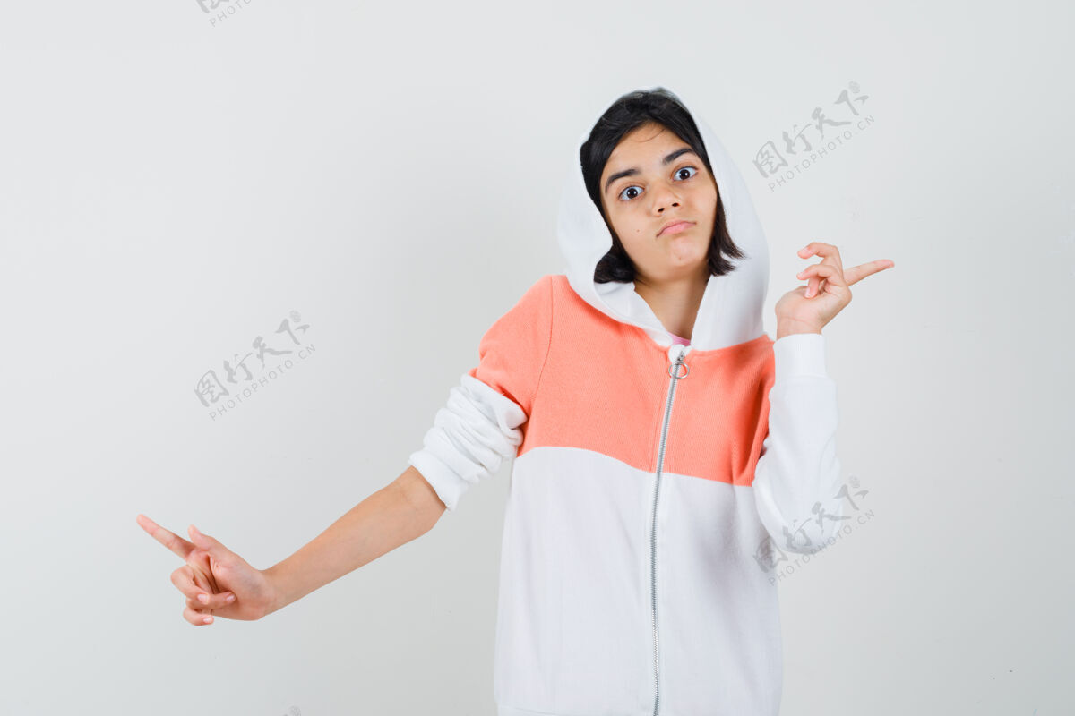 青少年穿着运动衫的少女指着后面 看着很小心指向女性运动衫