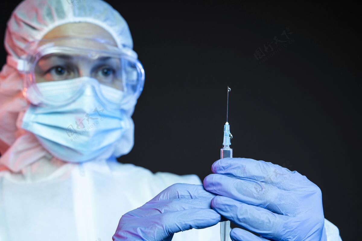 诊所准备冠状病毒疫苗的医生病毒医生保健