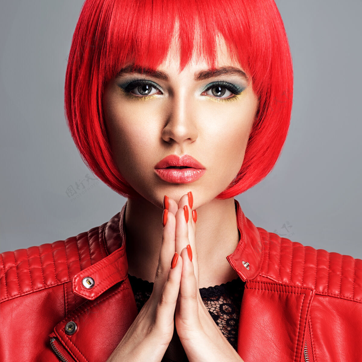 奢侈品美丽性感的女人 带着鲜红的鲍勃发型时尚模特穿着皮夹克的性感迷人的女孩漂亮女人的迷人脸庞化妆品生动性感