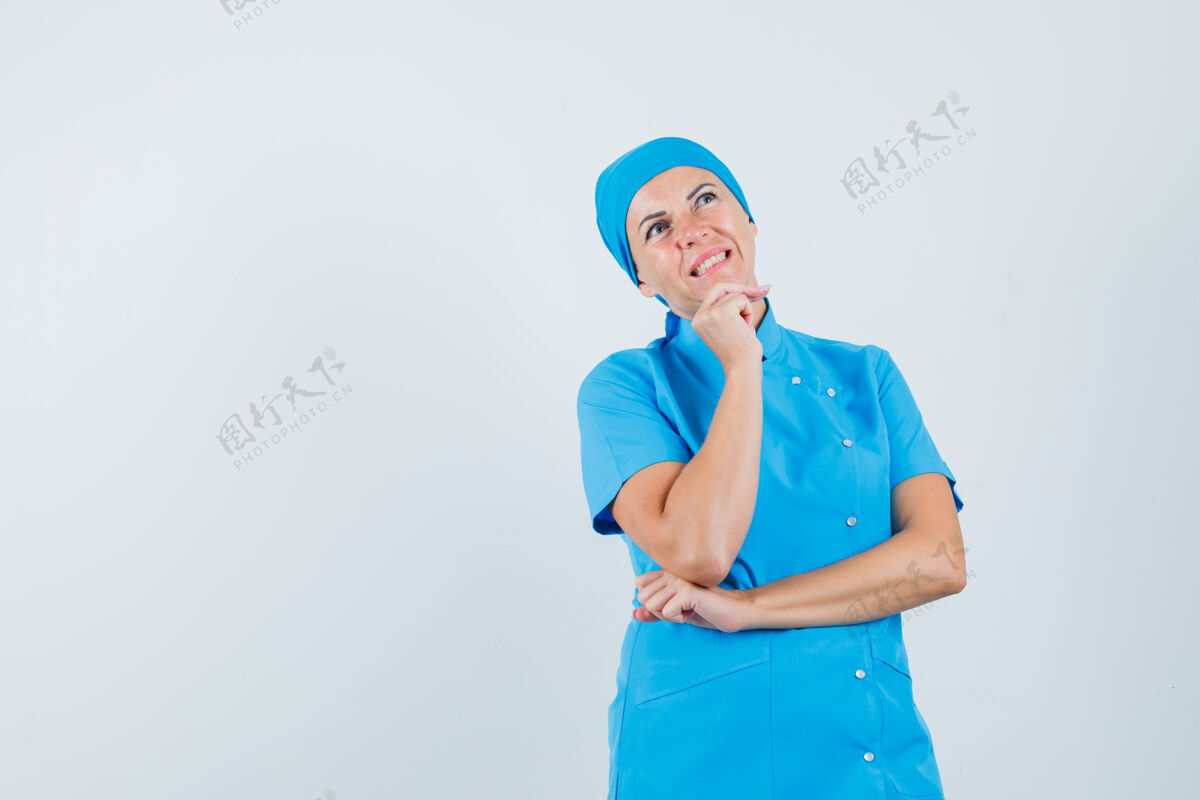 女人身穿蓝色制服的女医生用手托着下巴 神情犹豫不决 俯视前方犹豫下巴实验室