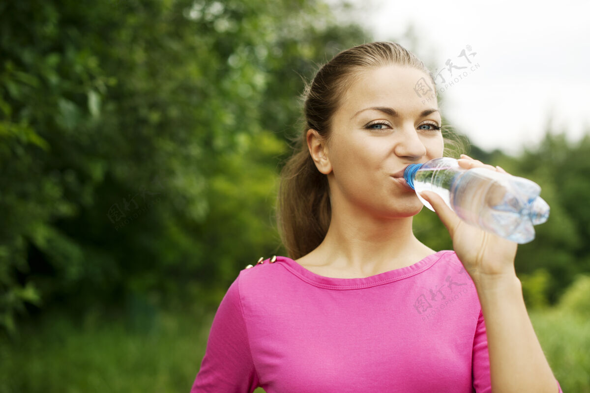 冷饮年轻女子喝水健康的生活方式户外快乐