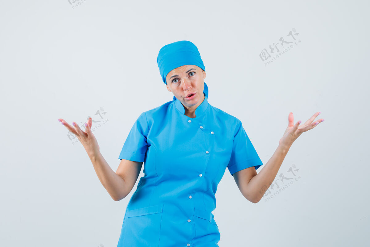难题身着蓝色制服的女医生举手质问 神情迷惑不解 俯视前方提出看台制服