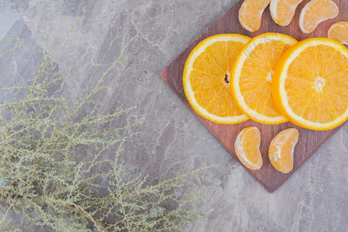 切片橘子和橘子片放在木板上片柑橘新鲜