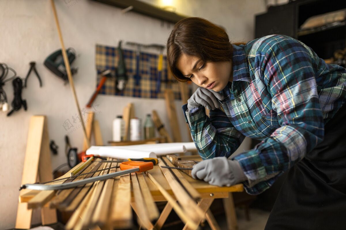 活动在车间工作的女人传统女人专业