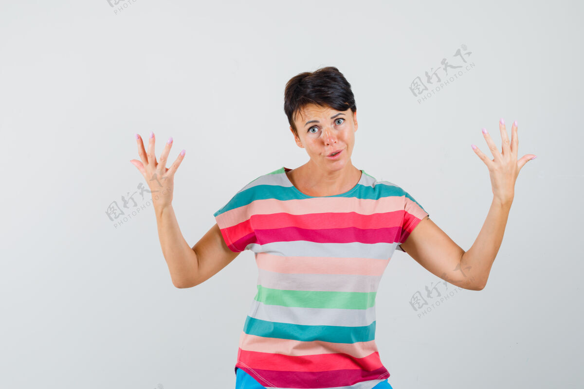 乐观穿着条纹t恤的女性举起手臂 看起来很困惑前视图条纹爆发面罩