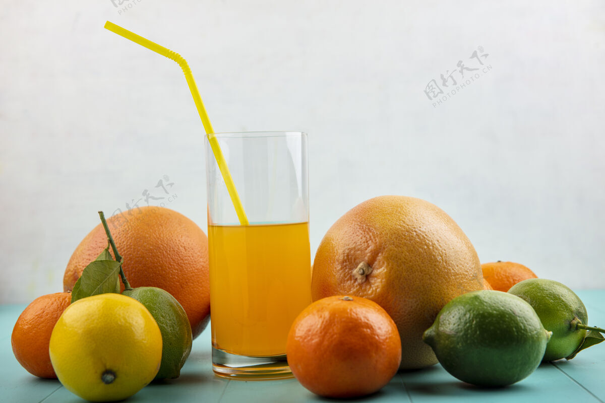 葡萄柚前视图橙汁在玻璃和黄色稻草与橙子葡萄柚和柠檬与酸橙果汁食物前面