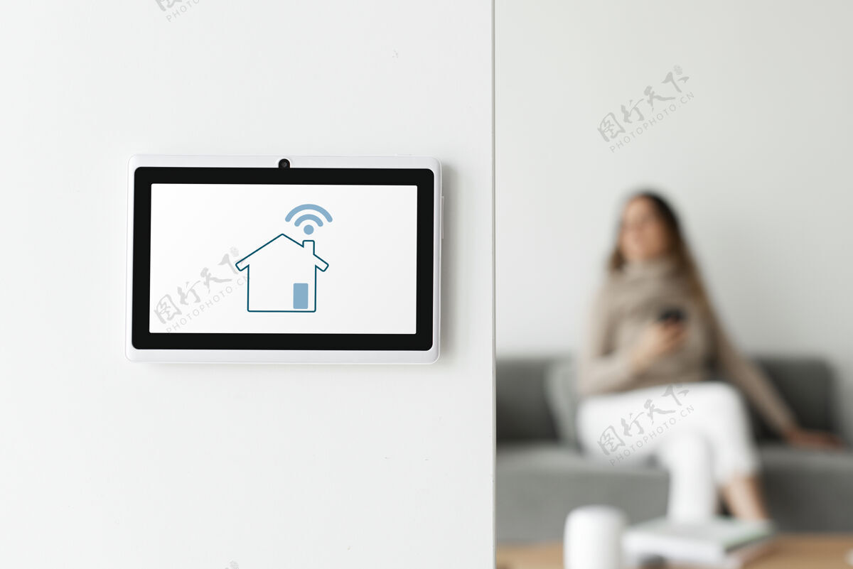 显示器墙上的家庭自动化面板显示器女人触摸控制器