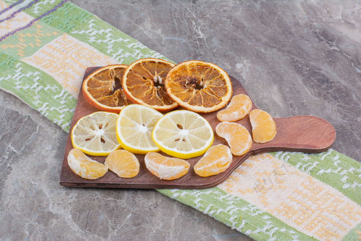 柑橘用桌布把柑橘片放在木板上干的切块柠檬