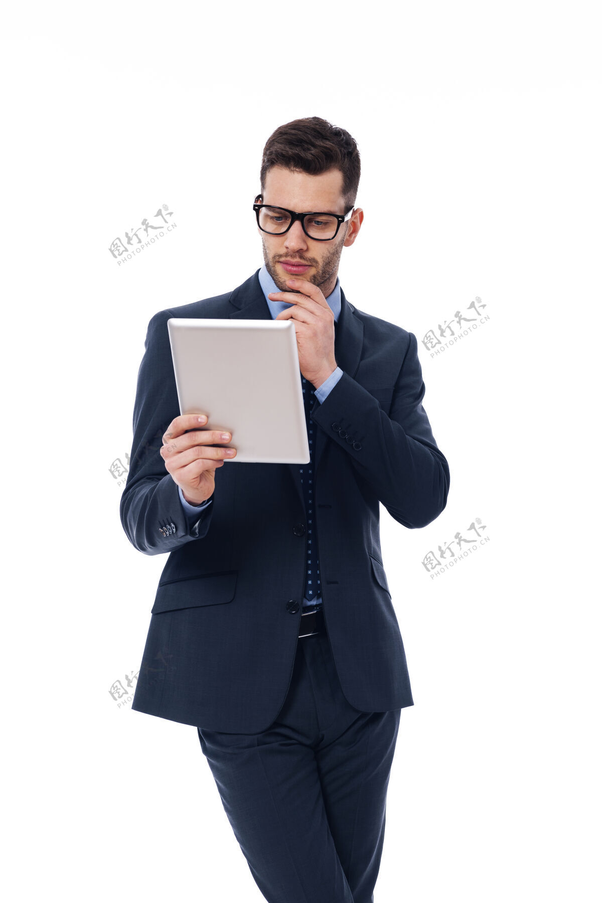 正式着装专注于数字平板电脑的人支票手持领带