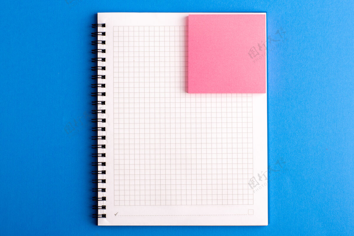 信息正面视图打开复印机 蓝色书桌上有粉色贴纸书桌铅笔空白