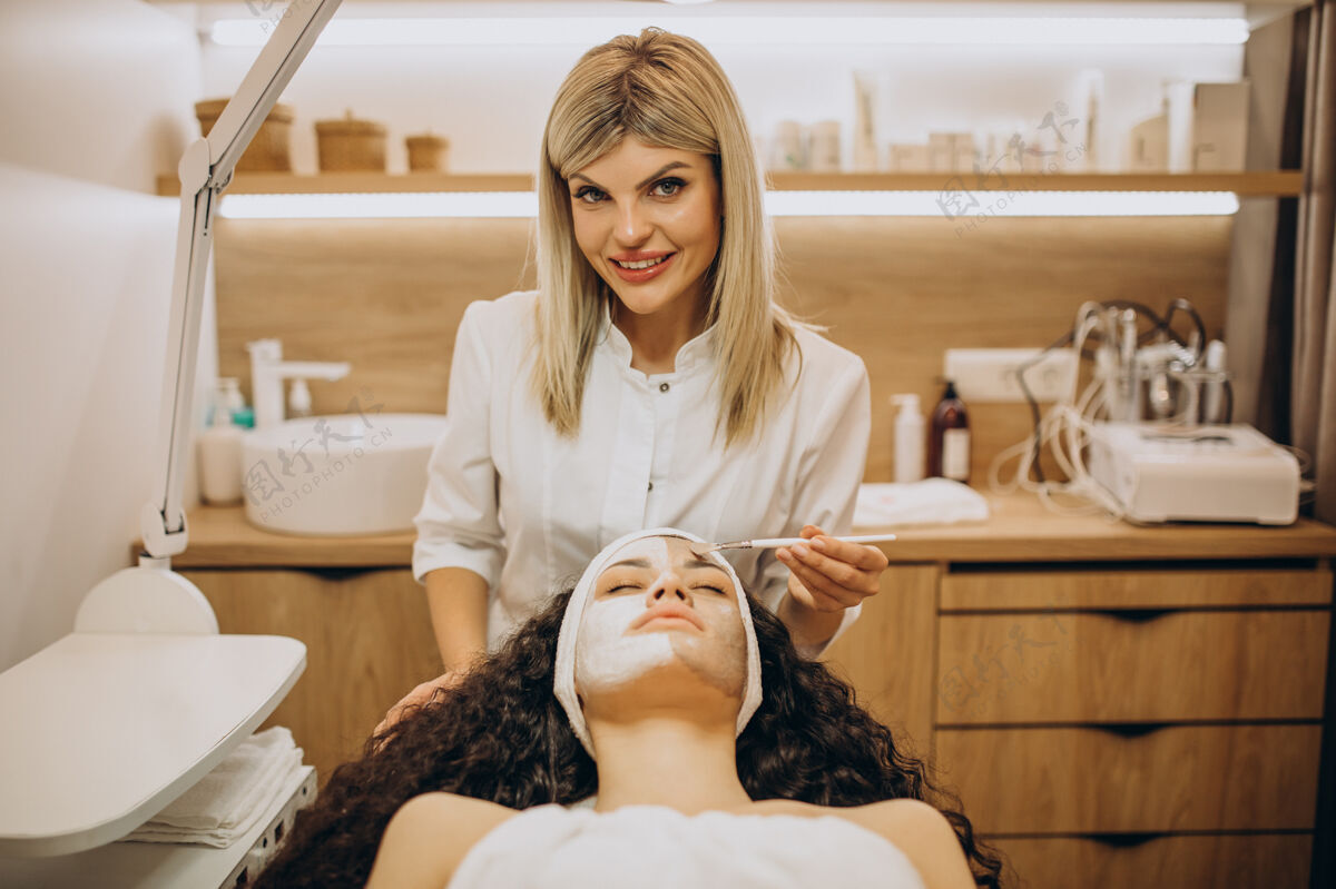 提升去看美容师和做嫩肤手术的女人放松美容师专业人士