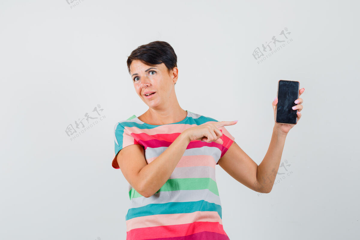 女人身着条纹t恤的女性指着手机 神情犹豫不决 俯视前方条纹指点成年人