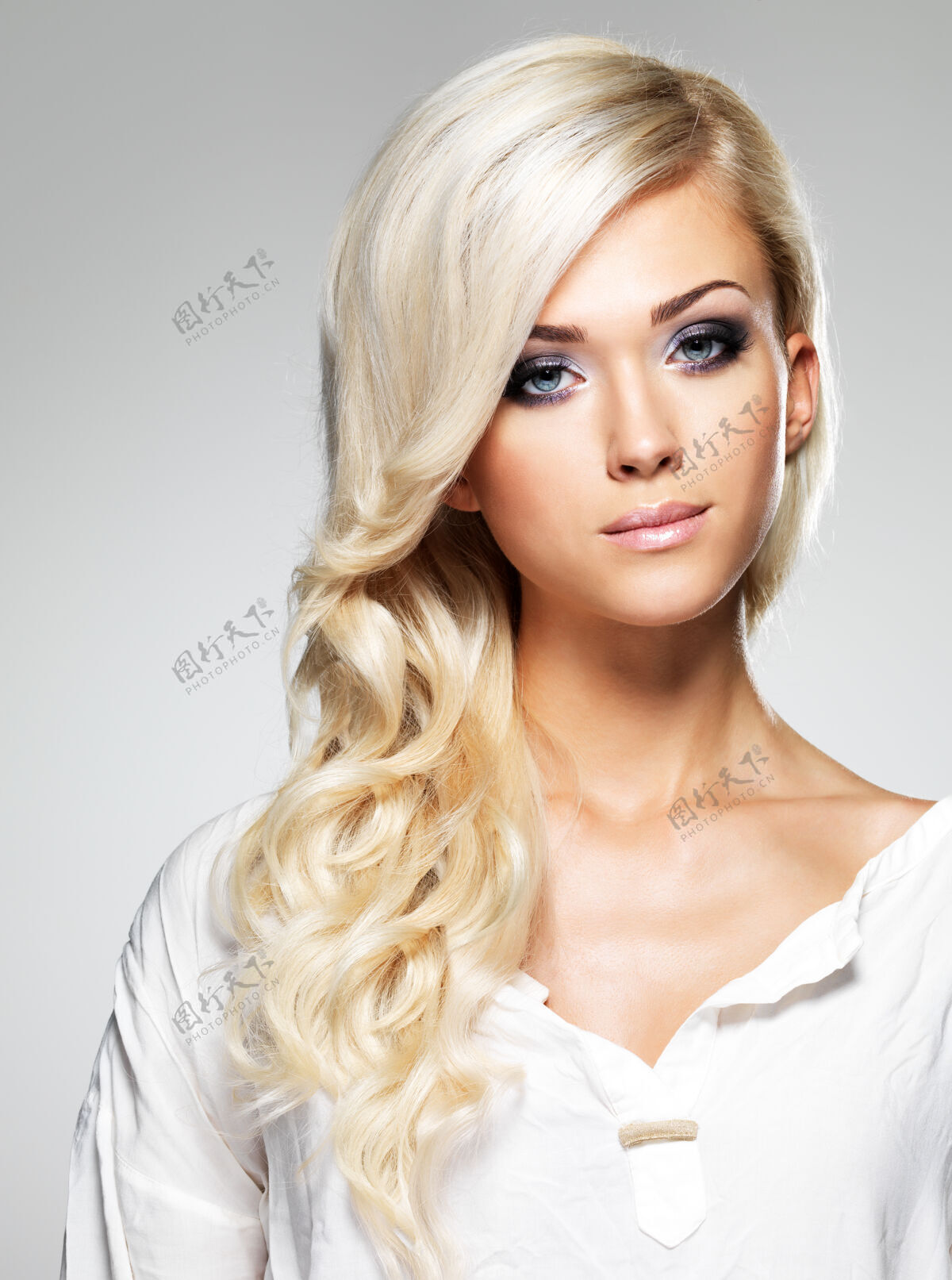 长发一头白发 浓妆艳抹的时尚模特魅力女人的画像年轻女人眼妆长