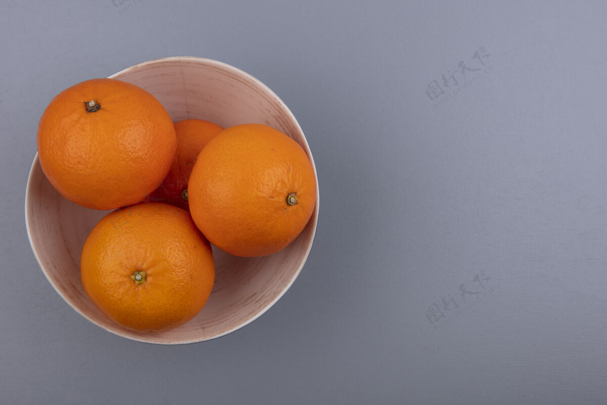 复制顶视图复制空间在灰色背景碗橙子水果碗彩色