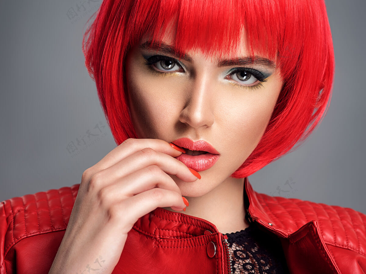 惊人美丽性感的女人 带着鲜红的鲍勃发型时尚模特穿着皮夹克的性感迷人的女孩漂亮女人的迷人脸庞衣服魅力华丽