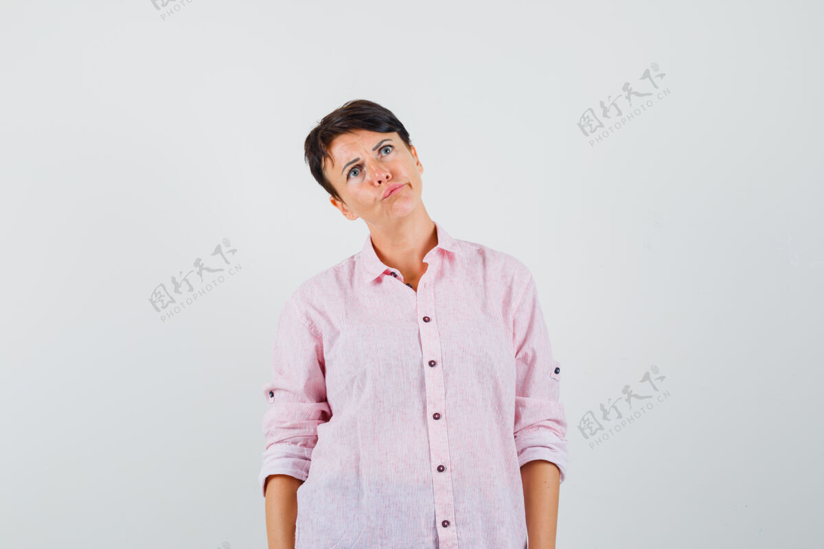 怀疑女性穿着粉色衬衫抬头望去 怀疑地看着前方的景色流感乐观疾病