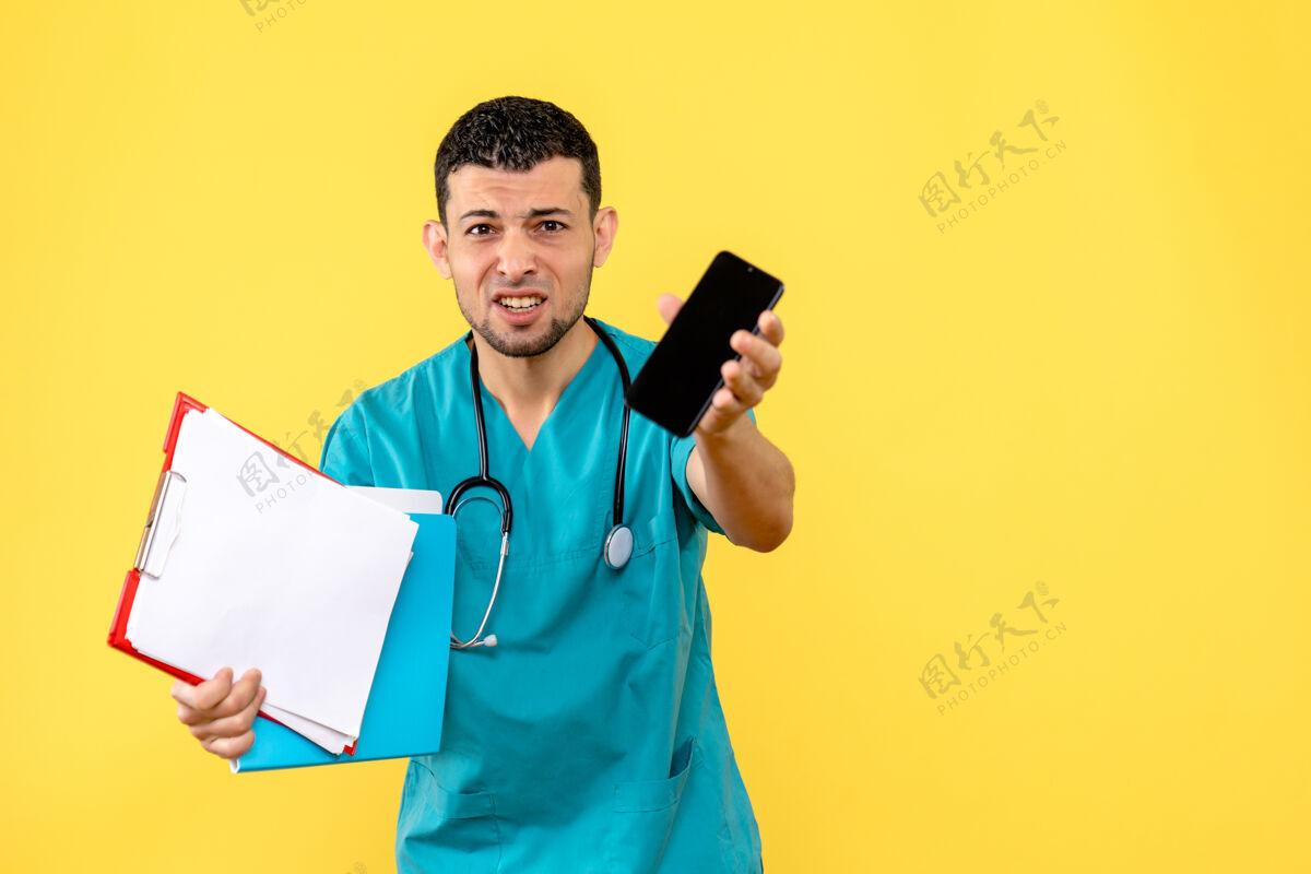 专业侧视图专家紧张的医生拿着证件出示手机紧张球员听诊器