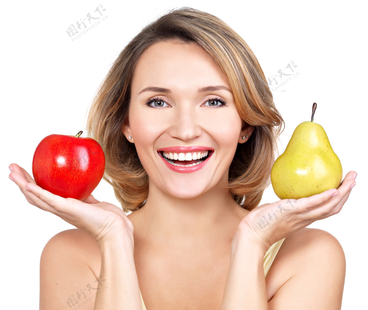 微笑年轻漂亮快乐的女人拿着苹果和梨子-隔离在白色上年轻女人素食