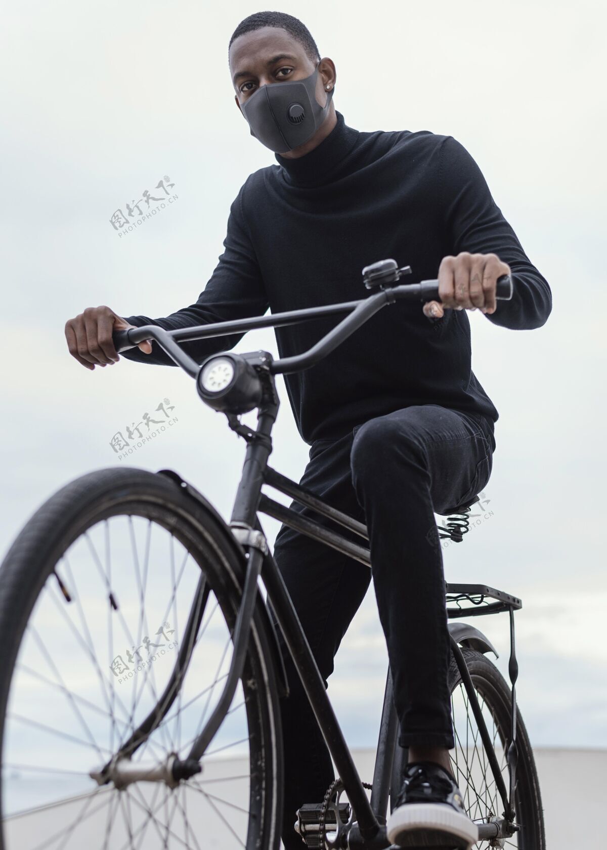 街道戴面具的人在城里骑自行车骑自行车体育运动