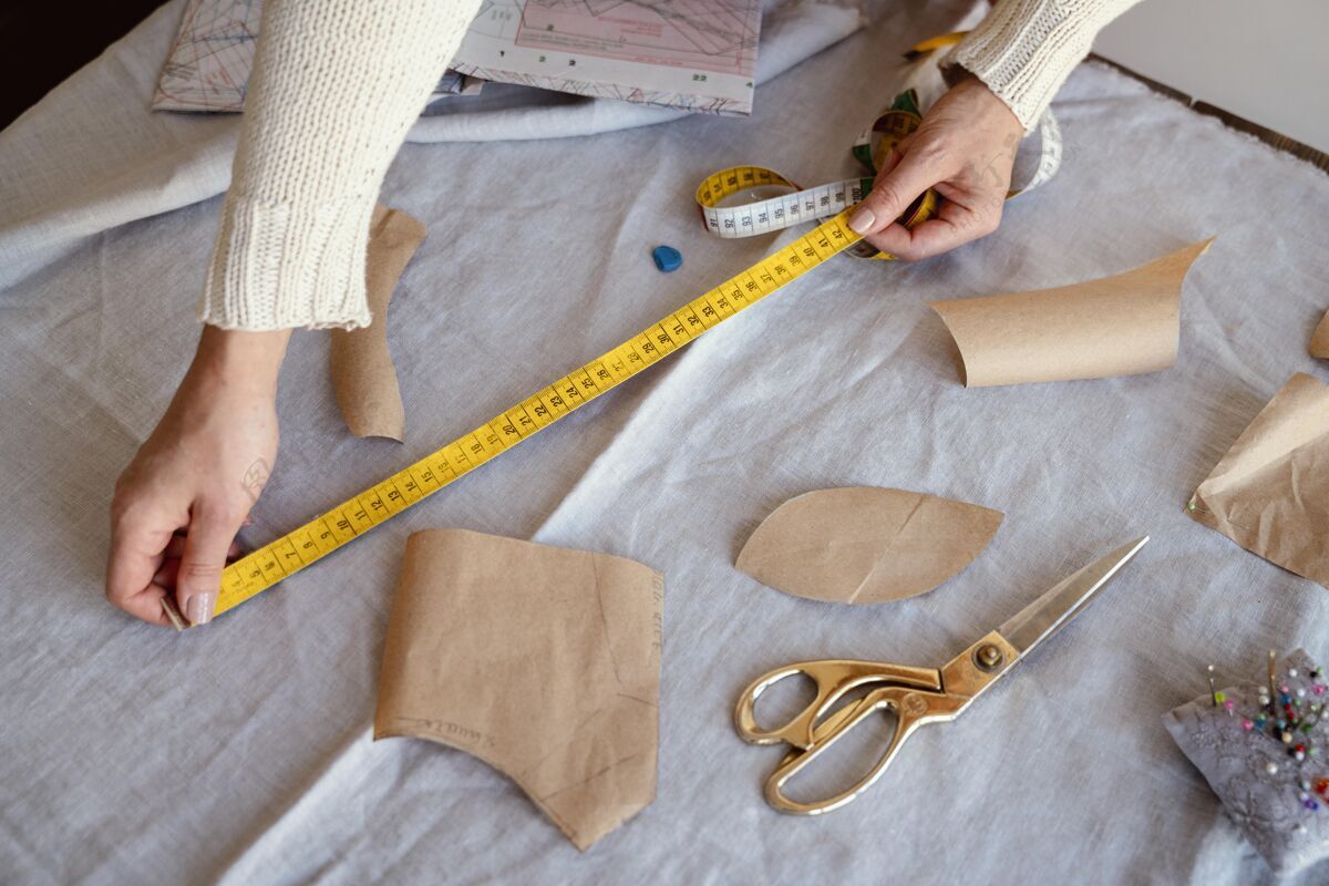 细节高瞻远瞩的女人测量手工制作面料手工