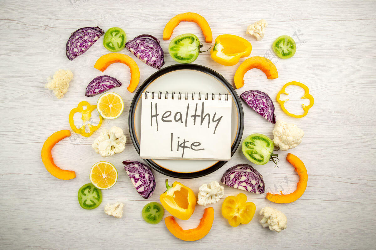 吃俯瞰健康生活写在记事本上的圆形拼盘切菜在白色木质表面切割查看糖果