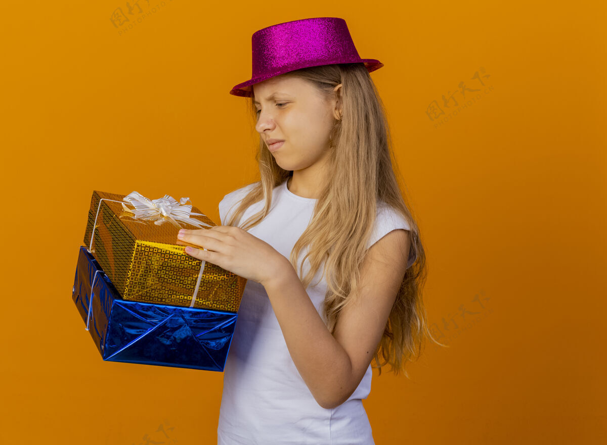 礼物戴着节日帽子拿着礼品盒的漂亮小女孩女孩漂亮小