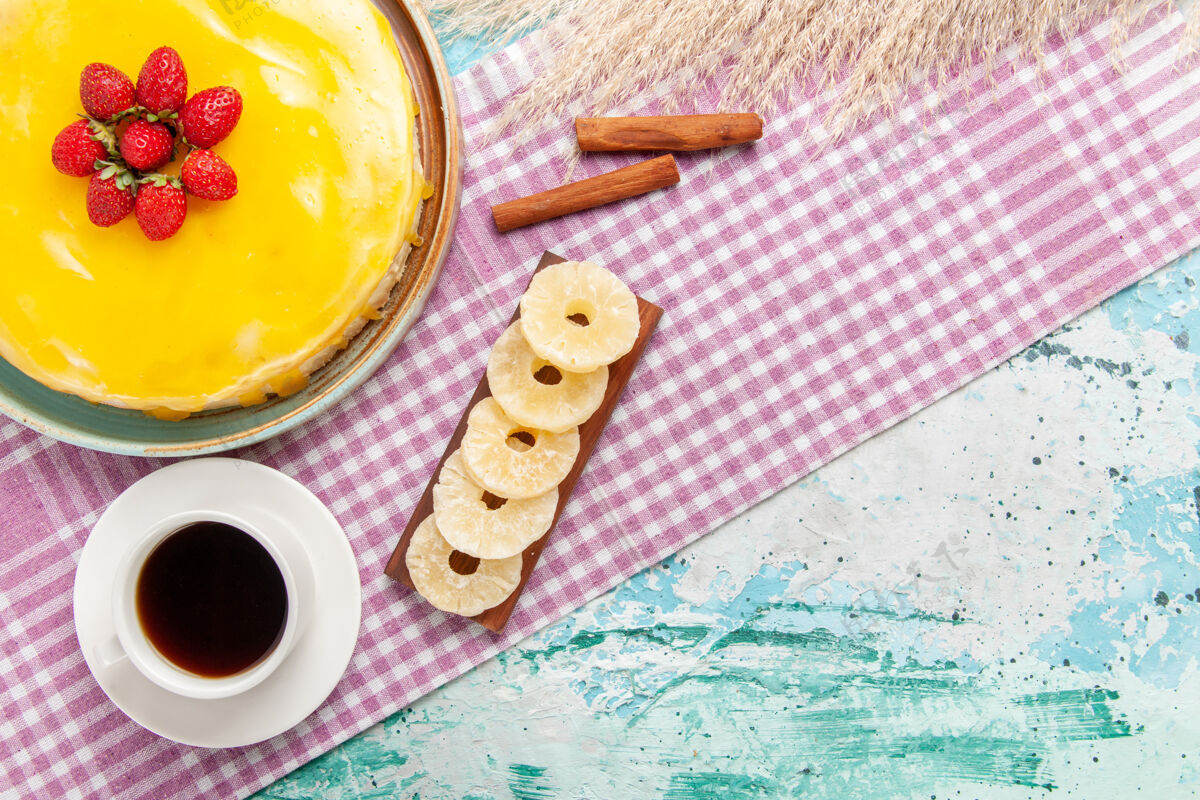 糖浆俯瞰美味的蛋糕 黄色糖浆 浅蓝色背景上放一杯茶 饼干蛋糕 甜饼饼干 甜茶杯子饼干背景
