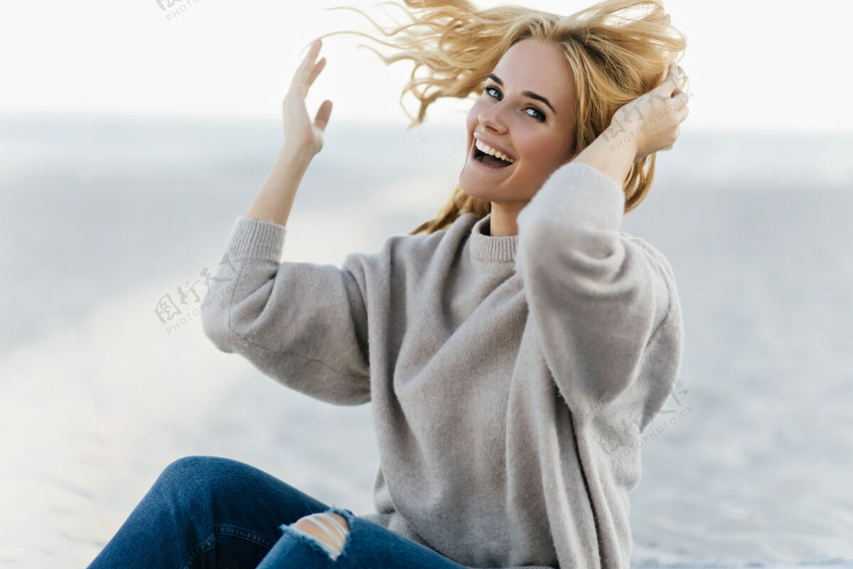 模型在秋天的周末 一个幽默的女人在海边玩得很开心一幅高加索滑稽女人在大自然中欢笑的户外画像户外秋天海岸线