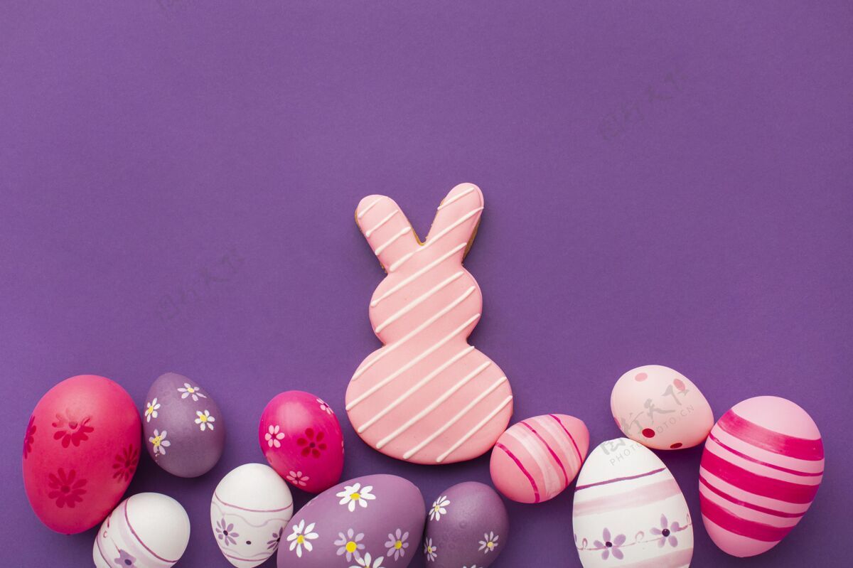 帕斯卡彩色复活节彩蛋顶视图与复制空间和兔子复活星期天颜色复活节