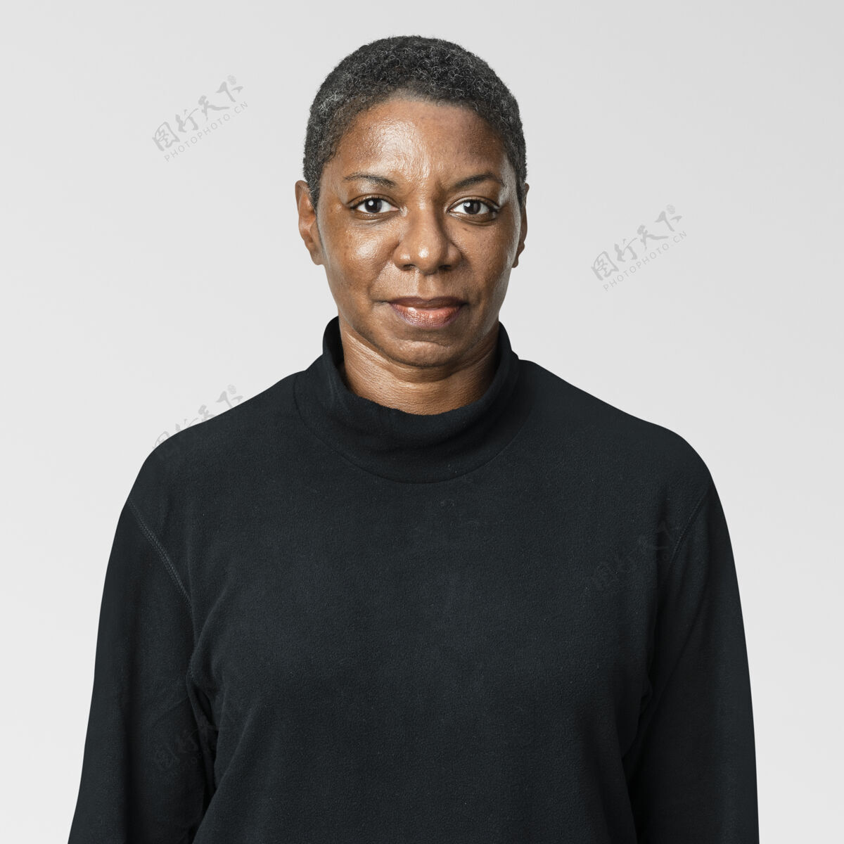 向前穿黑色长袖T恤的非洲裔美国妇女肖像站立衣服可打印