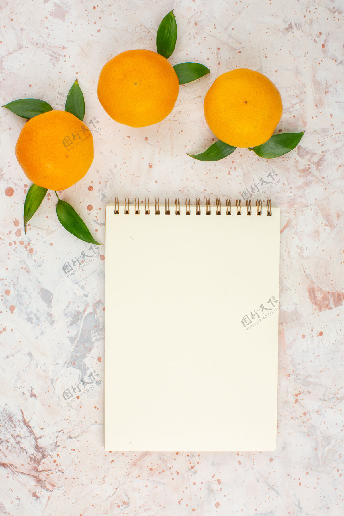 柑橘顶视图新鲜的橘子笔记本上明亮孤立的表面自由空间光明柠檬多汁