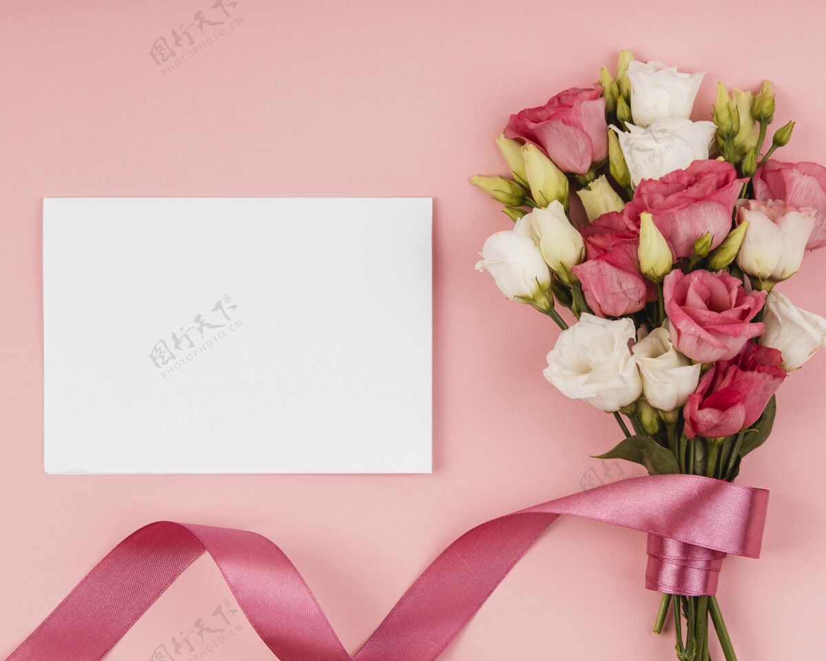 开花顶视图美丽的玫瑰花束与空卡自然花卡片