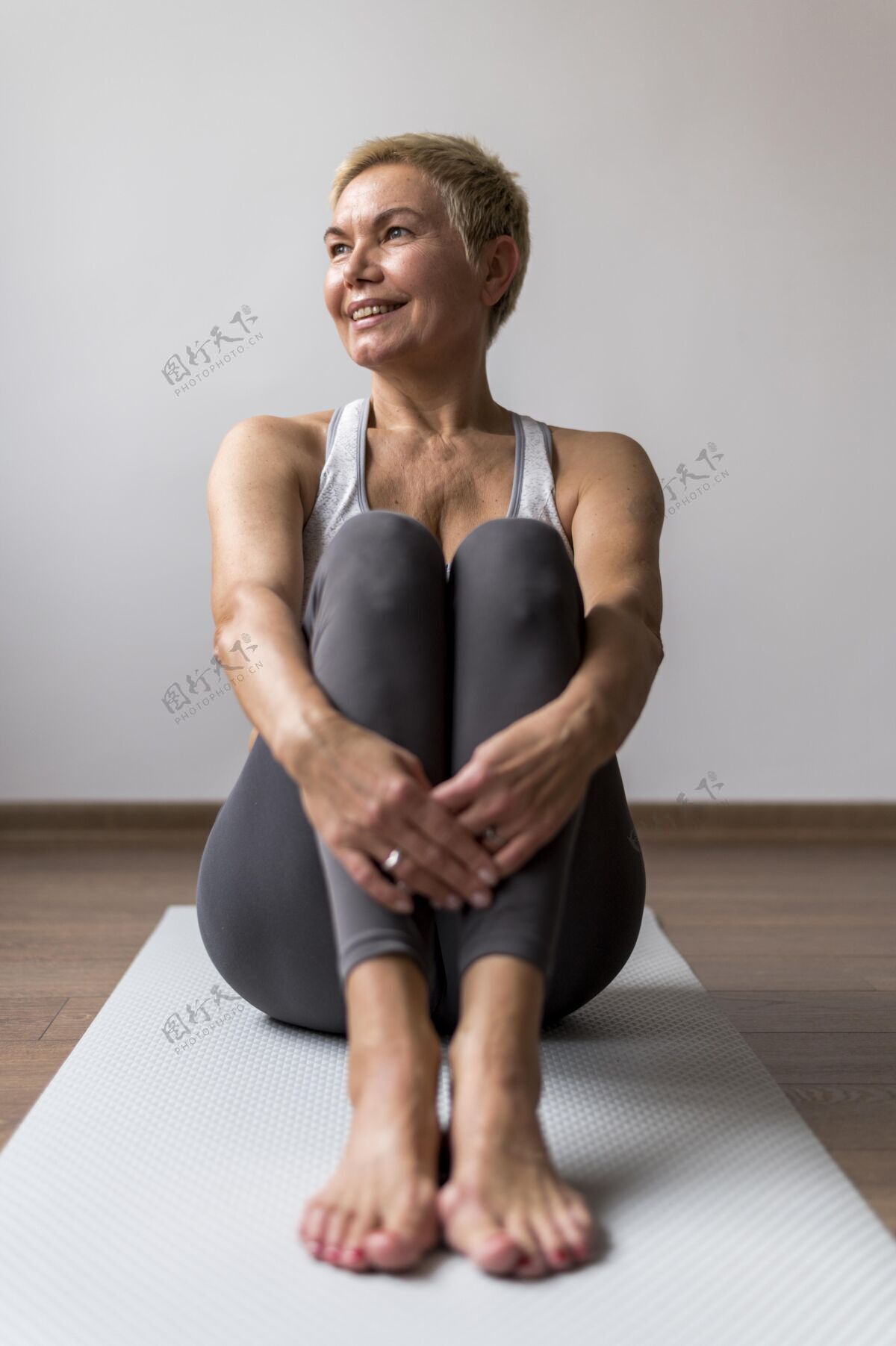 锻炼运动型的高级女士 短发坐着护理健身健康