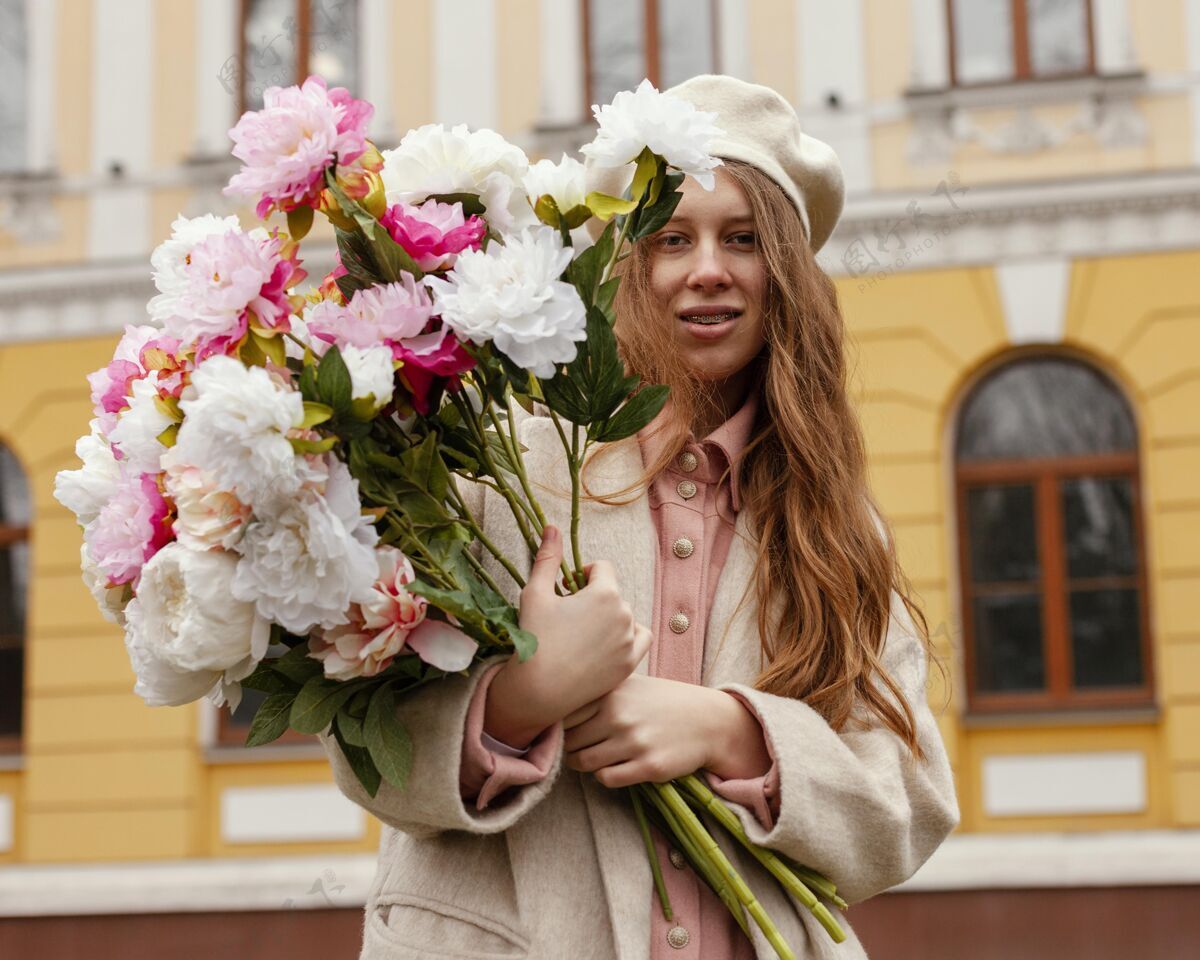 蔬菜在春天 一个时髦的女人在户外捧着一束鲜花花季节女人