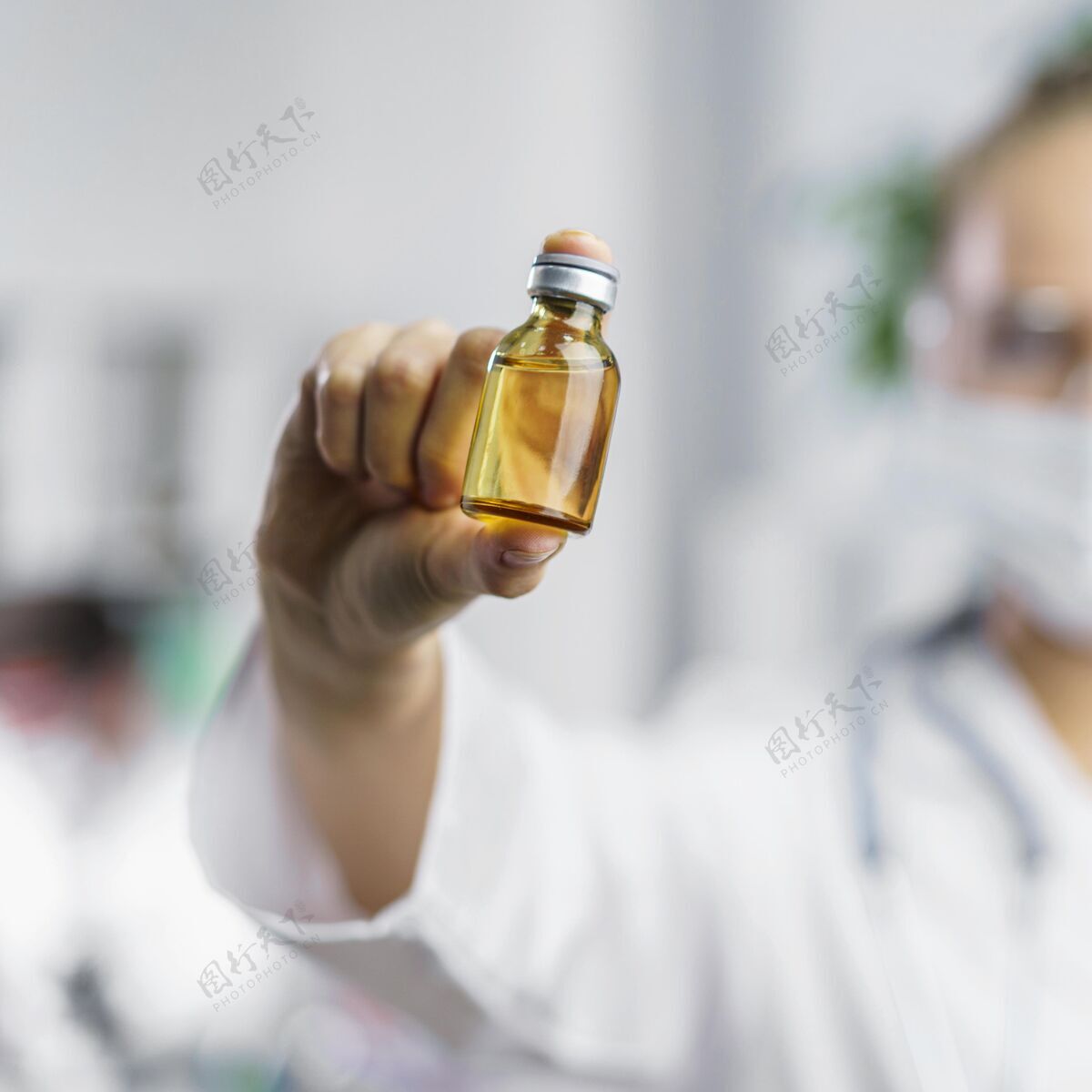 女人带疫苗瓶的离焦女研究人员正面图听诊器瓶子技术员