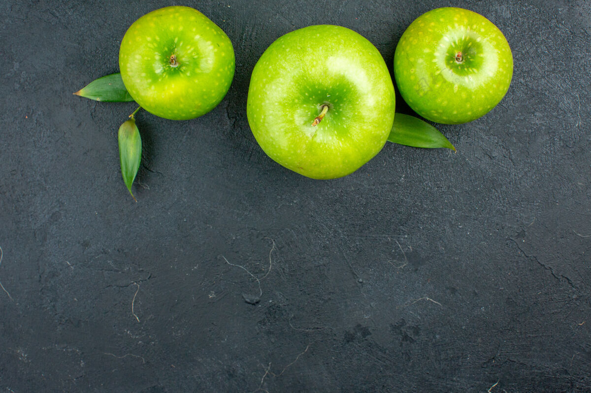 史密斯奶奶顶视图绿色苹果在黑暗的表面复制空间吃苹果新鲜多汁