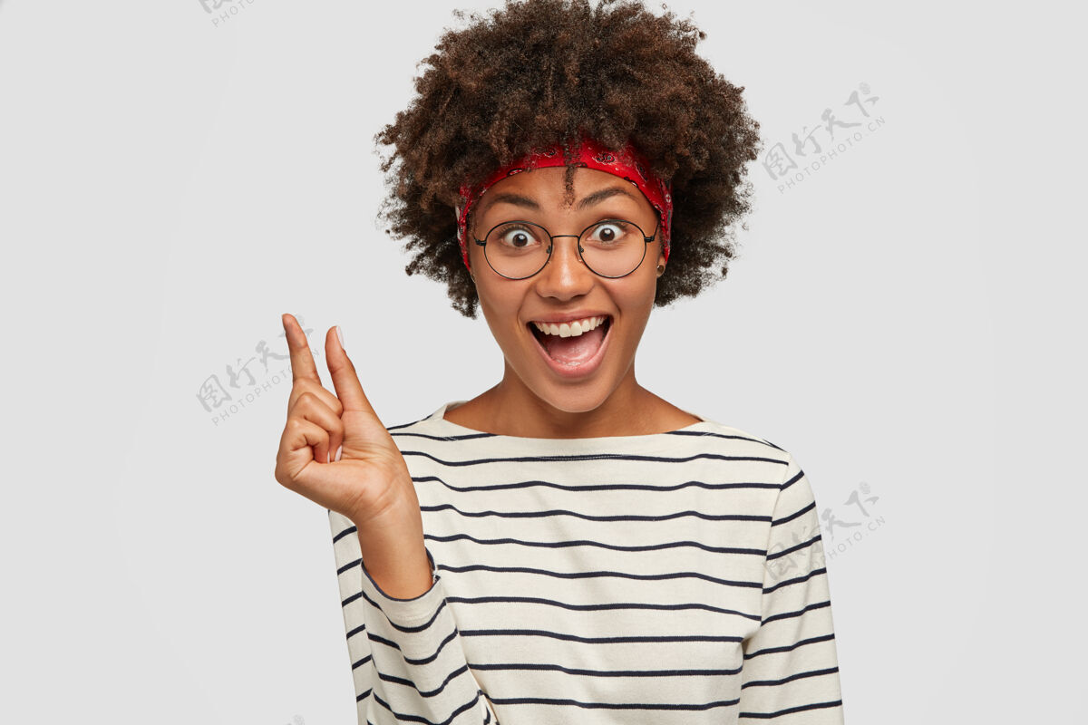 内容快乐快乐的黑皮肤女孩一只手做手势的照片发型头带手