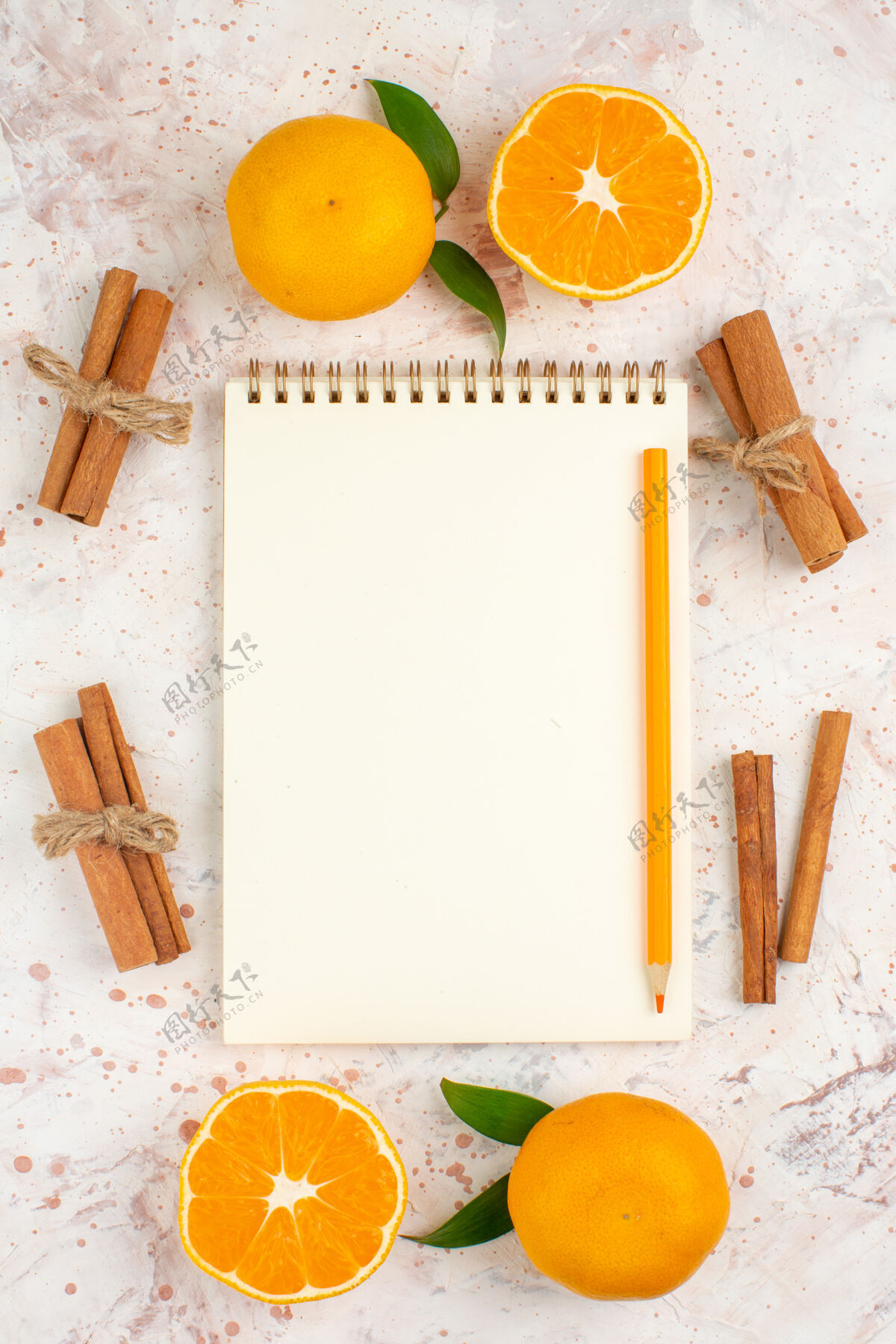 顶部顶视图新鲜的柑桔笔记本铅笔肉桂棒在明亮的孤立表面肉桂铅笔笔记本