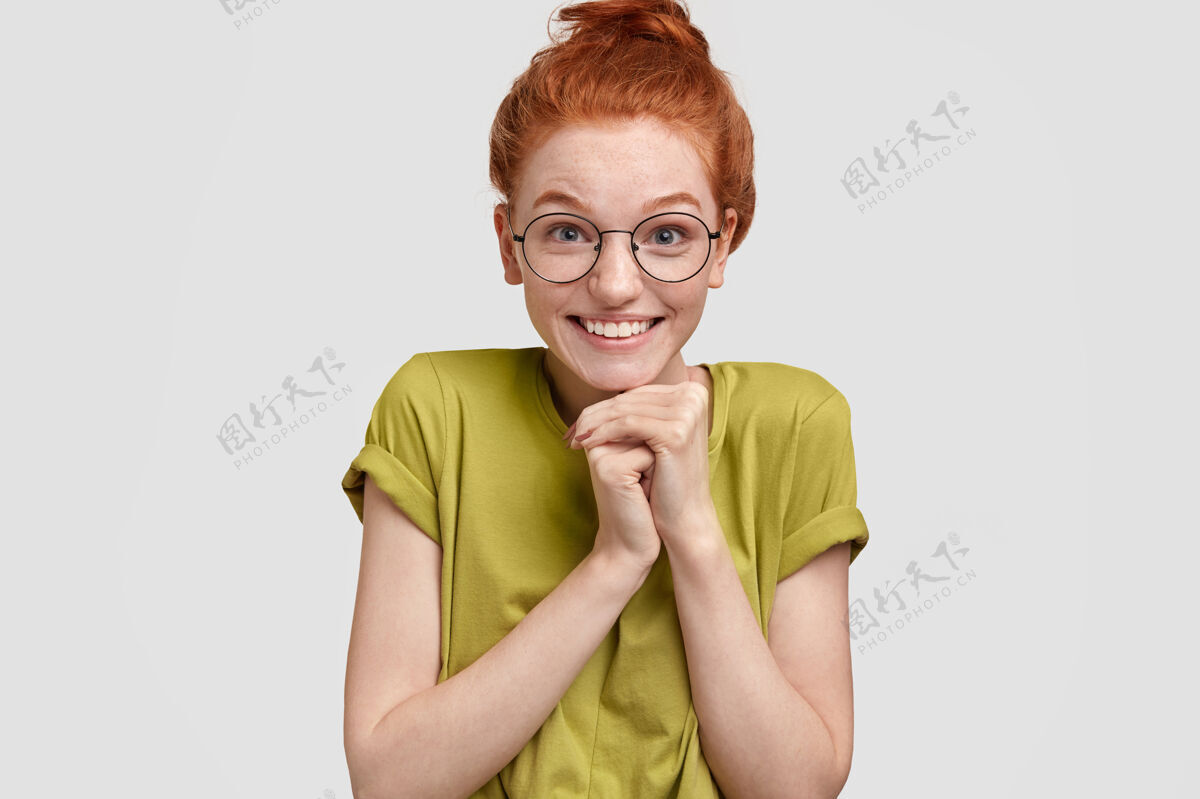 雀斑正面好看的姜女高兴地笑了红发吸引力满意