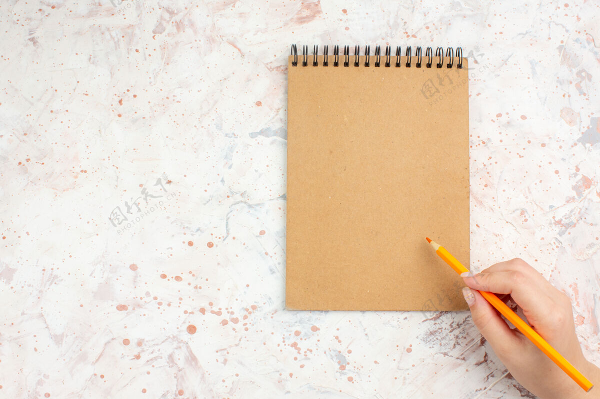 铅笔顶视图笔记本橙色铅笔在女性手中明亮的孤立表面与复制空间笔记本视图古董