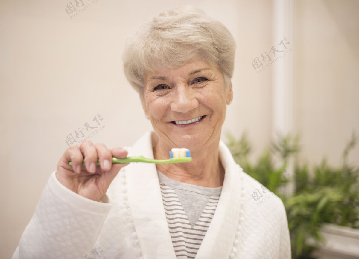 成人老太太刷牙浴室牙科看着