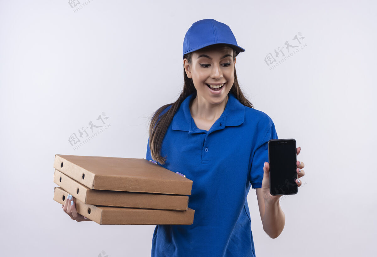 送货身穿蓝色制服 头戴鸭舌帽的年轻送货员手里拿着一叠披萨盒 脸上露出欢快的微笑制服蓝色披萨