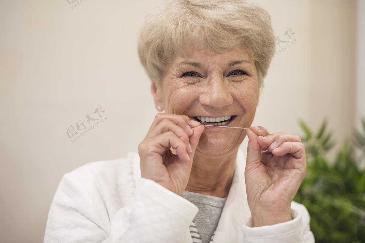 日常快乐的女人在刷牙牙齿护理手准备