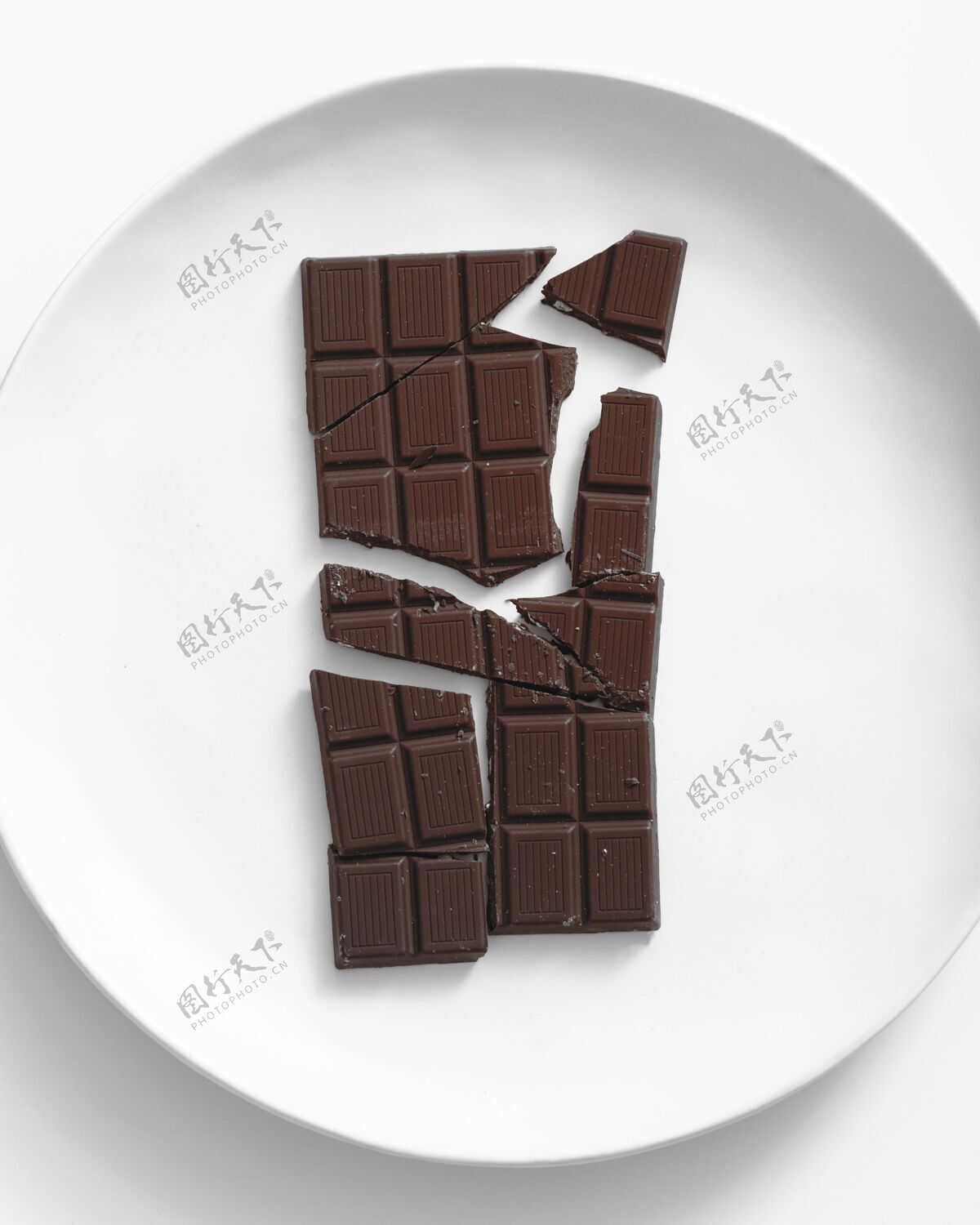 顶视图盘子上的巧克力棒俯视图巧克力简约平面