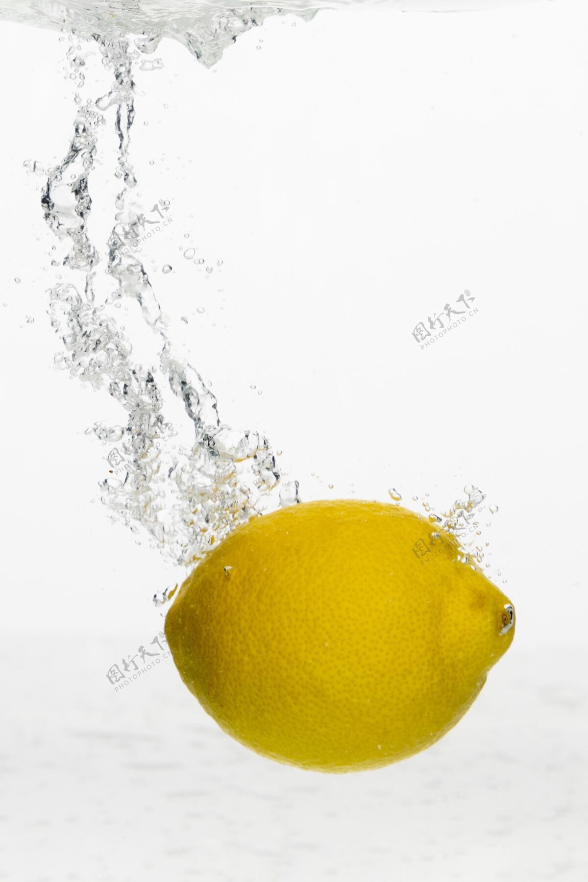 健康柠檬水与复制空间的前视图甜点美味美食