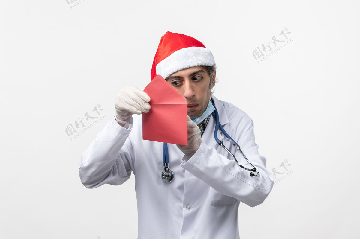 男医生正面图男医生拿着红包在白墙上病毒冠状病毒-健康视图球员肖像